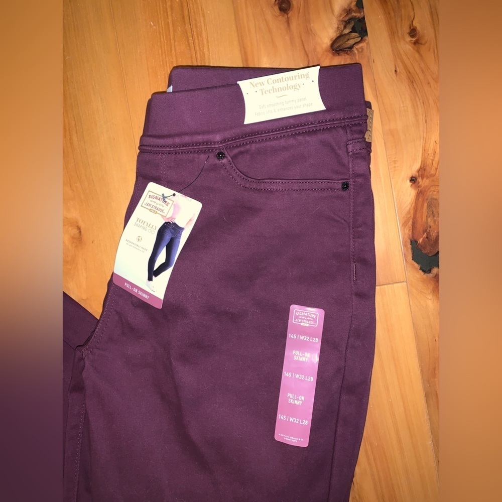 Women’s Levi pulling skinny jeans. NWT - Picture 2 of 8
